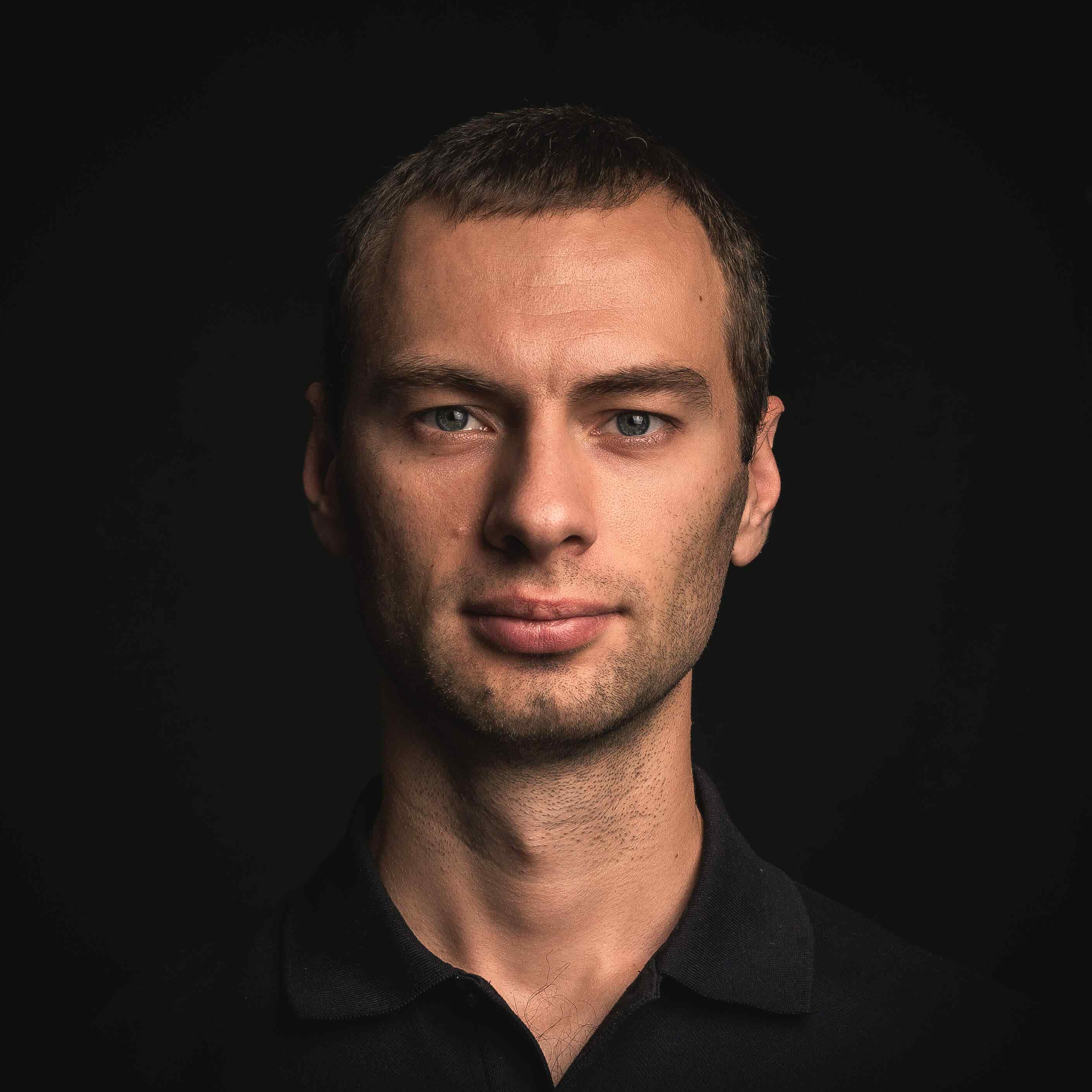 Качество восприятия по сравнению с живым общением не хуже, при том, что использую старенький ноутбук и самые простые наушники.