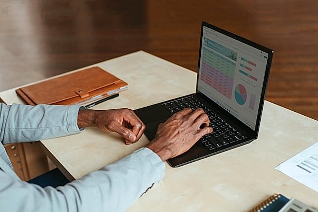 "Freelance or work in a company" для среднего уровня